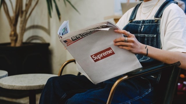 Koran The New York Times dengan logo Supreme. (Foto: Hypebeast)