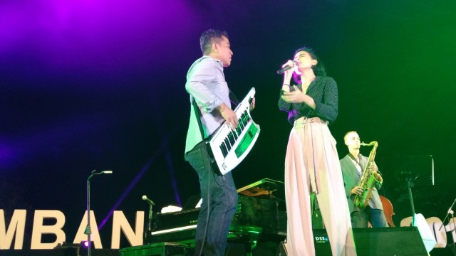 Penampilan Indra Lesmana dan Eva Celia
 (Foto: Alexander Vito Edward Kukuh/kumparan)