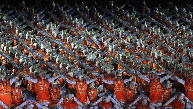 Tari Salman mengawali pembukaan Asian Games 2018 di Stadion GBK. (Foto: Issei Kato/Reuters.)