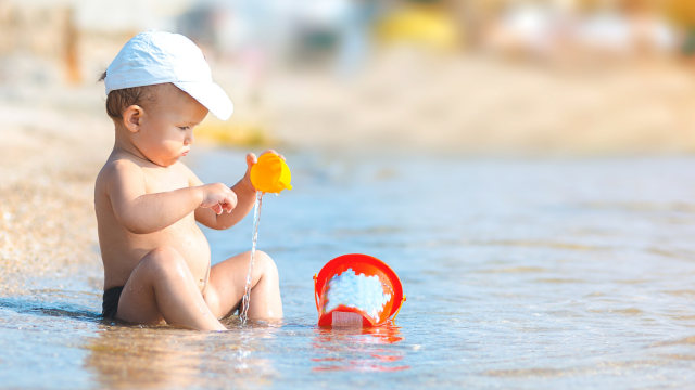 Ilustrasi bayi bermain di pantai (Foto: Shutterstock)