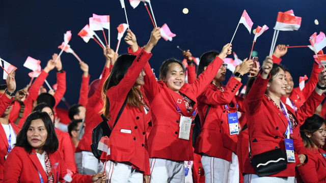 Defile kontingen Indonesia dalam acara pembukaan Asian Games 2018 di Stadion Utama Gelora Bung Karno, Sabtu (18/8). (Foto: Jewel SAMAD/AFP)