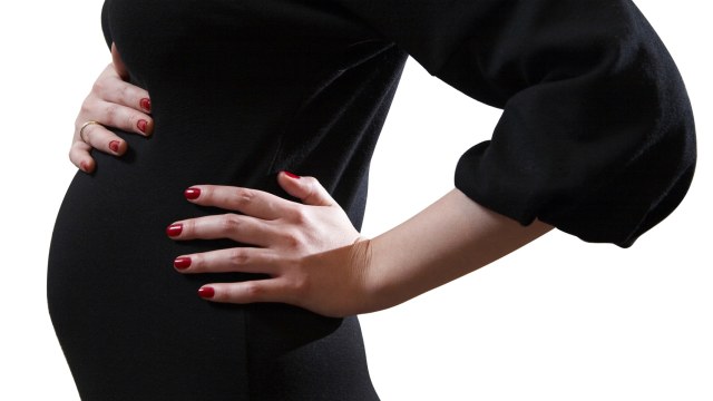 Ilustrasi ibu hamil memakai cat kuku (Foto: Shutterstock)