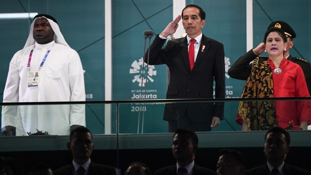 Presiden RI Joko Widodo memasuki tribune Stadion GBK pada pembukaan Asian Games 2018.  (Foto: Jewel Samad/AFP)