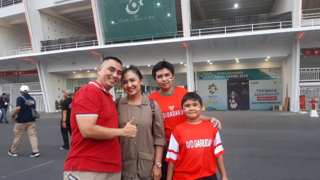 Fadjar dan Keluarga hadir di GBK. (Foto: Karina Nur Shabrina/kumparan)