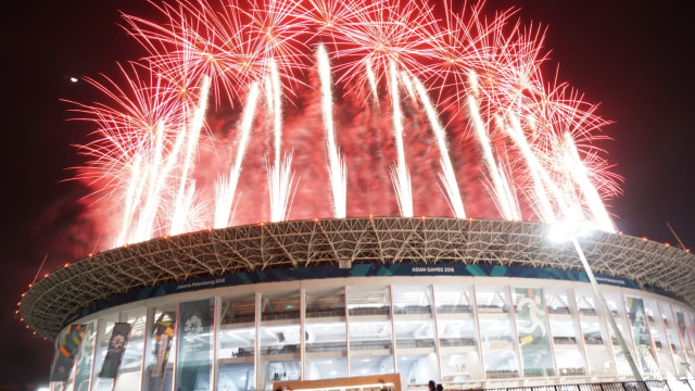Pertunjukan kembang api saat pembukaan Asian Games 2018. (Foto: Kumparan/ Helmi Afandi)