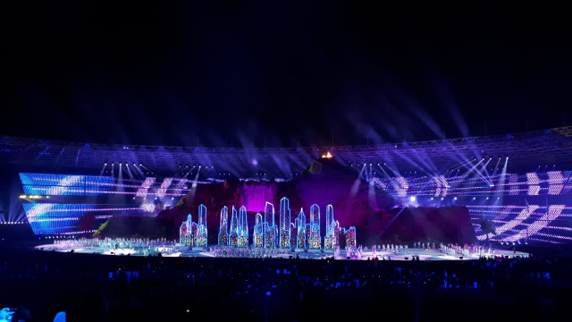 Sesi pertunjukan dengan tema futuristis di opening ceremony Asian Games 2018 di SUGBK, Sabtu (18/8). (Foto: Karina/kumparan)