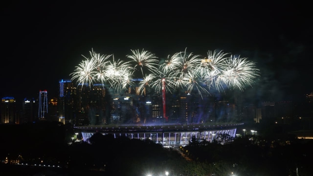 Pertunjukan kembang api saat pembukaan Asian Games 2018. (Foto: Jamal Ramadhan/kumparan)