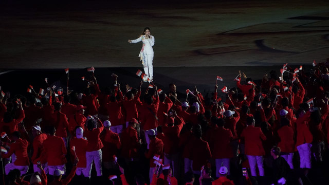 Penampilan Via Vallen di Opening Ceremony Asian Games. (Foto: Fanny Kusumawardhani/kumparan)