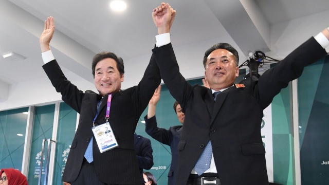 Wakil Perdana Menteri Korea Utara dan Perdana Menteri Korea Selatan bergandengan tangan. (Foto: Twitter/@nylee21)