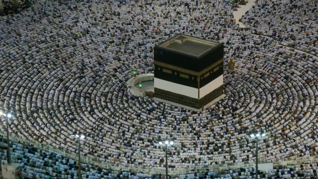 Suasana bangunan kakbah di Masjidil Haram dari atas Foto: AP Photo/Dar Yasin