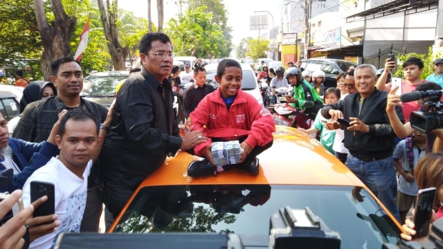 Joni saat mencari uang di mobil Lamborghini milik Hotman Paris. (Foto: Fachrul Irwinsyah/kumparan)