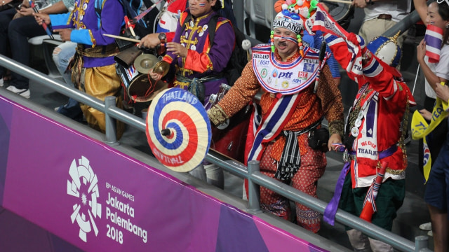 Suporter Thailand di Pertandingan Voli Thailand vs Filipina di Asian Games 2018  (Foto: Nugroho Sejati/kumparan)