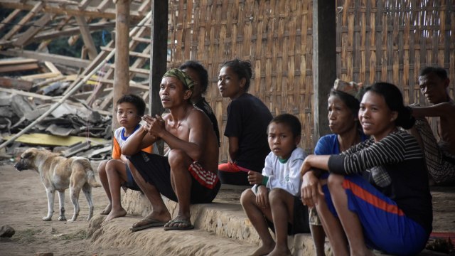 Sejumlah warga terdampak gempa bumi duduk di teras rumah kayu di Dusun Tereng Tepus, Desa Sukadana, Kecamatan Bayan, Lombok Utara, NTB, Jumat (17/8). (Foto: Antara/Ahmad Subaidi)