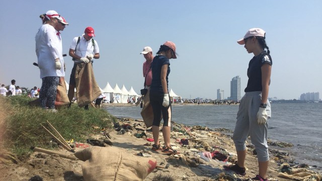 Bersih sampah plastik di laut dalam Gerakan Menghadap Laut di Ancol Timur, Minggu (19/8) (Foto: Nurul Nur Azizah/kumparan)