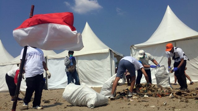 Bersih sampah plastik di laut dalam Gerakan Menghadap Laut di Ancol Timur, Minggu (19/8) (Foto: Nurul Nur Azizah/kumparan)