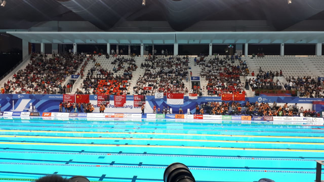 Suasana Stadion Akuatik GBK jelang final cabor renang. (Foto: kumparan/Karina Nur Shabrina)