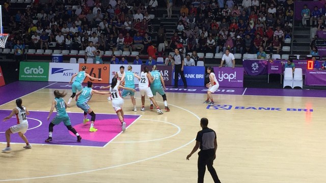 Pertandingan tim basket putri Indonesia melawan Kazakhstan. (Foto: Sandy Firdaus/kumparan)