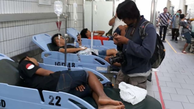 Sejumlah pemuda keracunan minuman keras oplosan. (Foto: Phaksy Sukowati/kumparan)