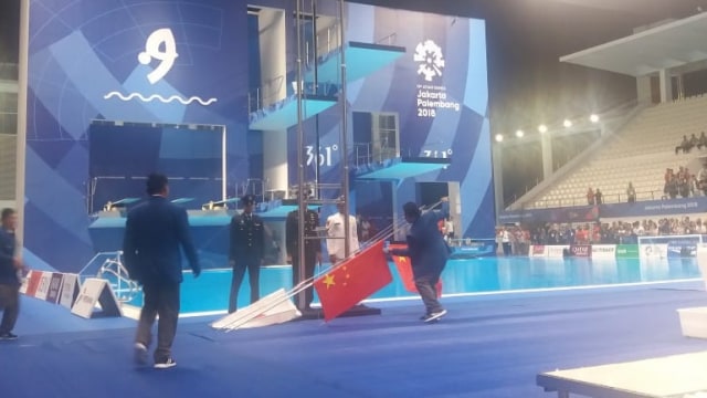 Bendera China terjatuh saat penyerahan medali. (Foto: Istimewa)