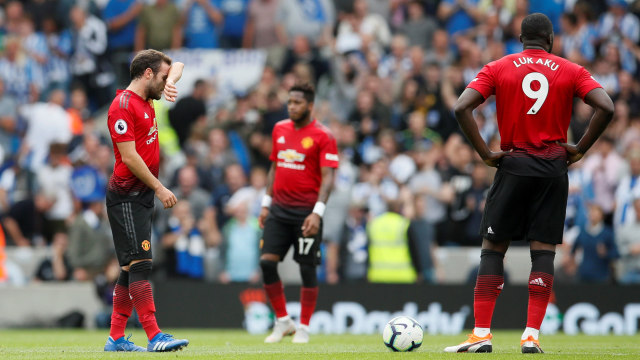 Ekspresi kecewa para penggawa Manchester United. (Foto: REUTERS/David Klein)