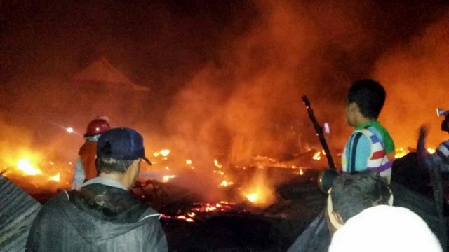 Kebakaran pasca gempa di Pulau Bungin, Alas, Sumbawa. (Foto: Dok. Babinsa Desa Lab. Alas)