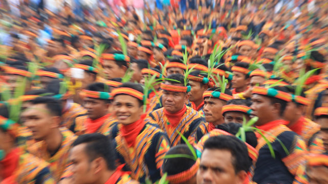 Peserta tarian Saman massal yang diikuti 12.262 penari di stadion Seribu Bukit, Blangkejeren, Gayo Lues, 13 Agustus 2017. Berhasil memecahkan rekor Museum Rekor Dunia Indonesia (MURI). (Foto: Zuhri Noviandi/kumparan)
