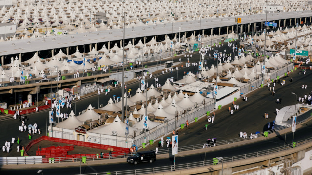 Umat Muslim berjalan menuju tenda mereka di Mina menjelang ziarah Haji tahunan di dekat kota suci Mekah, Arab Saudi. (Foto: REUTERS/Zohra Bensemra)