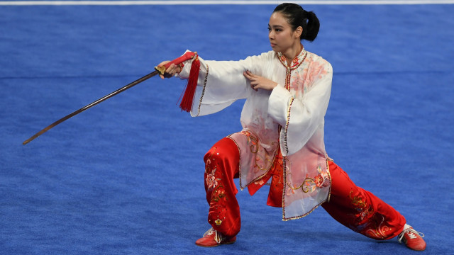 Atlet wushu Indonesia Lindswell beraksi dalam nomor Taijijian di JIExpo Kemayoran, Jakarta, Senin (20/8).  (Foto:  ANTARA FOTO/INASGOC/Akbar Nugroho Gumay)
