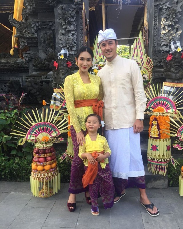 10 Penampilan Selebriti dalam Balutan Pakaian Adat (4)