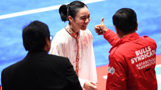 Atlet wushu Indonesia Lindswell (tengah) menerima ucapan selamat dari Presiden Joko Widodo (kanan) dan Ketua Umum PB Wushu Indonesia Airlangga Hartarto (kiri) usai menyelesaikan nomor Taijijian Putri Wushu Asian Games 2018 di JIExpo Kemayoran, Jakarta, Senin (20/8).  (Foto: ANTARA FOTO/INASGOC/Akbar Nugroho Gumay)