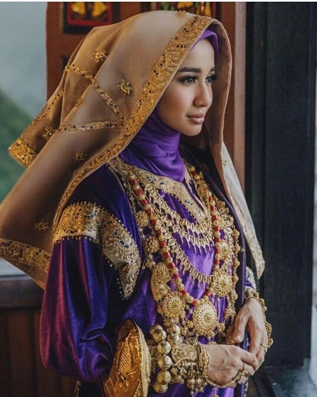10 Penampilan Selebriti dalam Balutan Pakaian Adat (6)