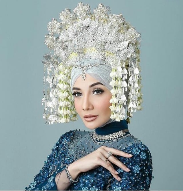 10 Penampilan Selebriti dalam Balutan Pakaian Adat (9)