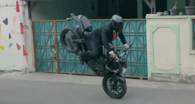 Aksi stoppie stuntman Jokowi (Foto: Tangkapan layar)