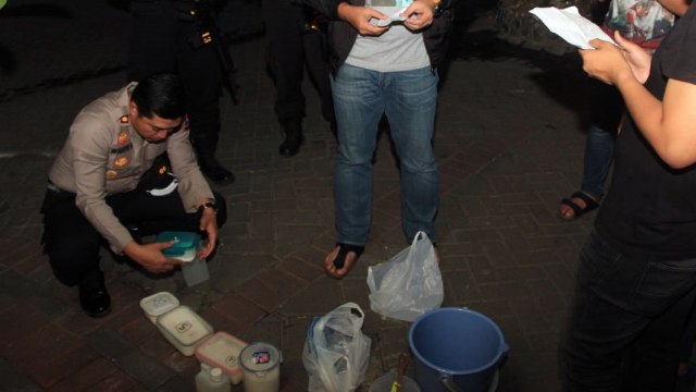 Tim gabungan Polres Gresik dan Jatanras Polda Jatim berhasil mengamankan pembuat miras oplosan yang menyebabkan tiga korban meninggal pada pesta miras malam 17-an, Senin (20/8) dini hari. (Foto: Phaksy Sukowati/kumparan)