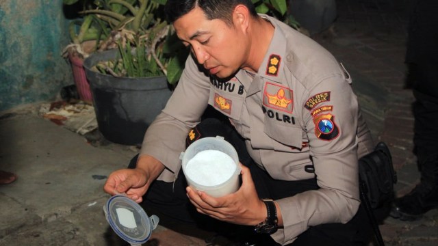 Tim gabungan Polres Gresik dan Jatanras Polda Jatim berhasil mengamankan pembuat miras oplosan yang menyebabkan tiga korban meninggal pada pesta miras malam 17-an, Senin (20/8) dini hari. (Foto: Phaksy Sukowati/kumparan)