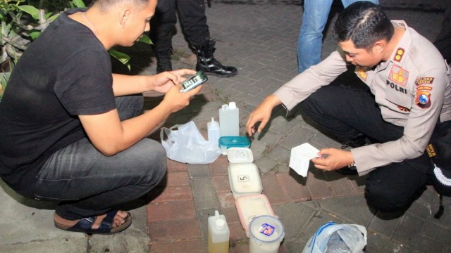 Tim gabungan Polres Gresik dan Jatanras Polda Jatim berhasil mengamankan pembuat miras oplosan yang menyebabkan tiga korban meninggal pada pesta miras malam 17-an, Senin (20/8) dini hari. (Foto: Phaksy Sukowati/kumparan)