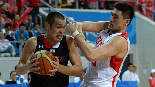 Nagayoshi Yuya (kiri) atlet basket Asian Games 2018 asal Jepang yang dipulangkan karena mengunjungi tempat prostitusi di Jakarta, Senin (20/8/18). (Foto: AFP/GOH CHAI HIN)