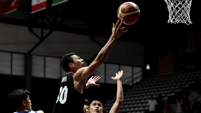Keita Imamura (tengah) atlet basket Asian Games 2018 asal Jepang yang dipulangkan karena mengunjungi tempat prostitusi di Jakarta, Senin (20/8/18). (Foto: AFP/BAY ISMOYO)