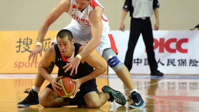 Nagayoshi Yuya (bawah) atlet basket Asian Games 2018 asal Jepang yang dipulangkan karena mengunjungi tempat prostitusi di Jakarta, Senin (20/8/18). (Foto: AFP/GOH CHAI HIN)