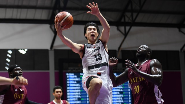 Takuya Hashimoto (tengah) atlet basket Asian Games 2018 asal Jepang yang dipulangkan karena mengunjungi tempat prostitusi di Jakarta, Senin (20/8/18). (Foto: AFP/Anthony WALLACE )