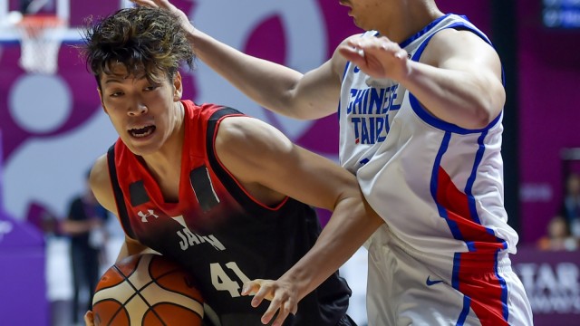 Takuma Sato (tengah) atlet basket Asian Games 2018 asal Jepang yang dipulangkan karena mengunjungi tempat prostitusi di Jakarta, Senin (20/8/18). (Foto: AFP/BAY ISMOYO)