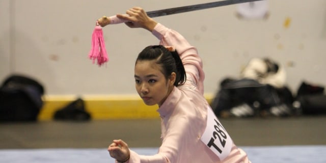 Aksi Lindswell Kwok saat melakukan gerakan wushu.  (Foto: Dok. ykwi.org)