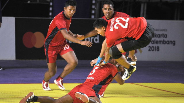 Tim Kabaddi Putra Indonesia bertanding melawan Nepal. (Foto: Syaiful Arif/Antara)