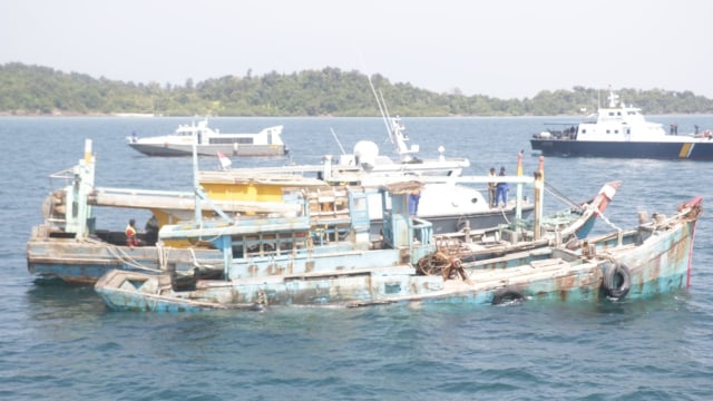 Suasana pemusnahan barang bukti kapal ikan asing di Kepri, Senin (20/8/18). (Foto: Istimewa)