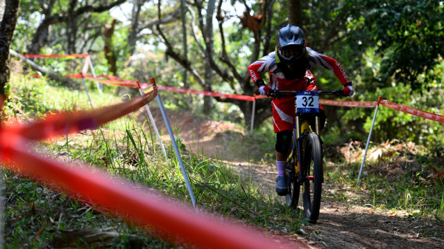 Atlet Balap Sepeda Indonesia Nining Porwaningsih tampil di Seeding Run nomor Women Elite Downhill pada Asian Games ke-18 Tahun 2018 di Khe Bun Hill, Subang (Foto: ANTARA FOTO/NASGOC/Aji Wisnu Novianto)