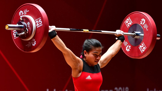 Lifter Indonesia, Sri Wahyuni. (Foto: Money Sharma/AFP)
