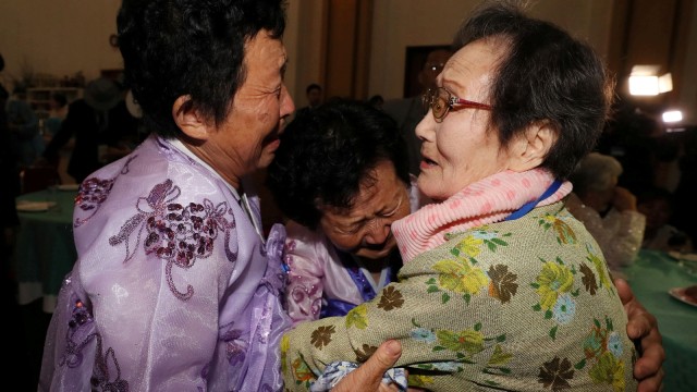 Anggota keluarga Korea Utara dan Korea Selatan bertemu saat reuni di resor Gunung Kumgang Korea Utara, Senin (20/8/18). (Foto: Yonhap via REUTERS )