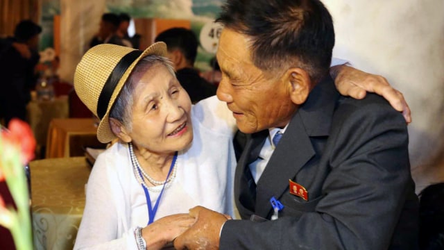 Anggota keluarga Korea Utara dan Korea Selatan bertemu saat reuni di resor Gunung Kumgang Korea Utara, Senin (20/8/18). (Foto: Yonhap via REUTERS )