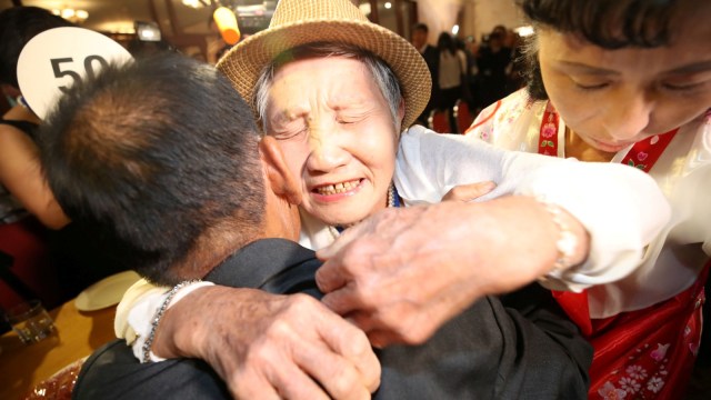Anggota keluarga Korea Utara dan Korea Selatan bertemu saat reuni di resor Gunung Kumgang Korea Utara, Senin (20/8/18). (Foto: Yonhap via REUTERS )
