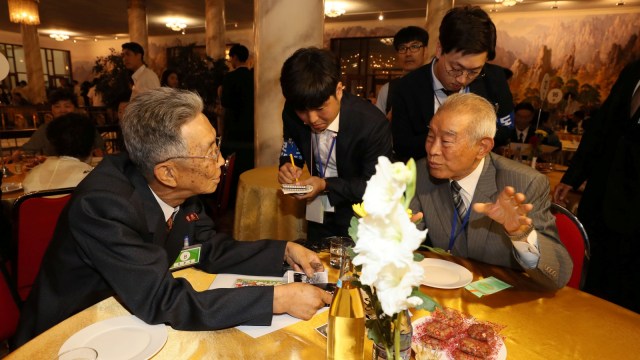 Anggota keluarga Korea Utara dan Korea Selatan bertemu saat reuni di resor Gunung Kumgang Korea Utara, Senin (20/8/18). (Foto: Yonhap via REUTERS )